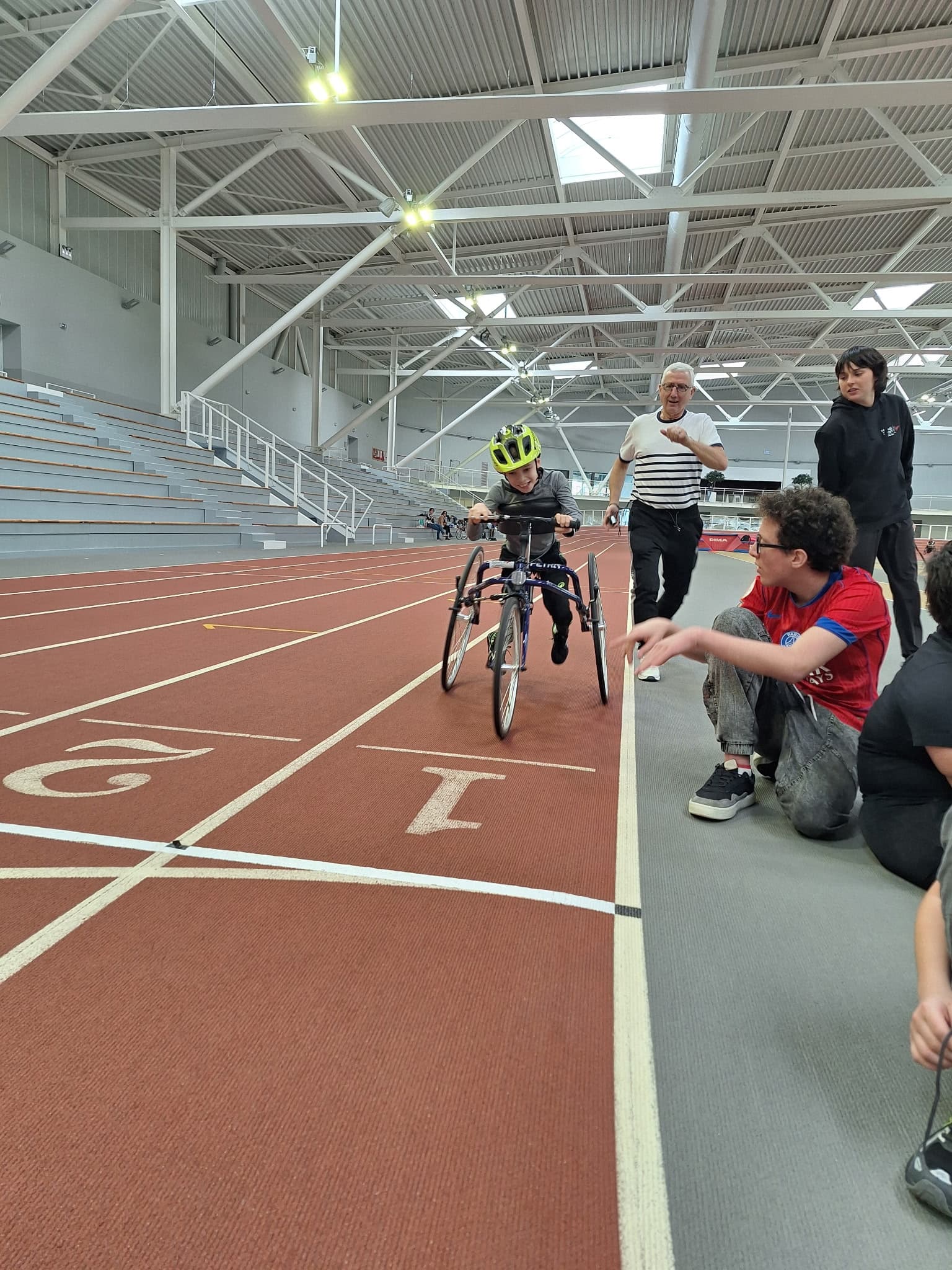 Tony sur son Frame Runner sur piste d'athlétisme